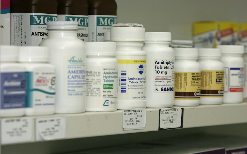 Anaqueles de farmacia con medicamentos organizados